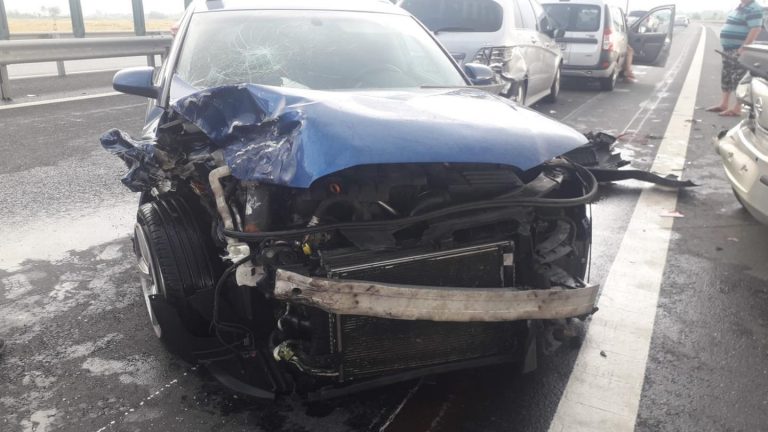 Accident în care au fost implicate cinci automobile pe autostrada Timișoara-Deva