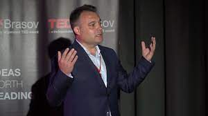 „În această lume grăbită, cei care triumfă nu sunt cei nișați, ci enciclopediștii” Interviu cu scriitorul și universitarul Adrian Lesenciuc