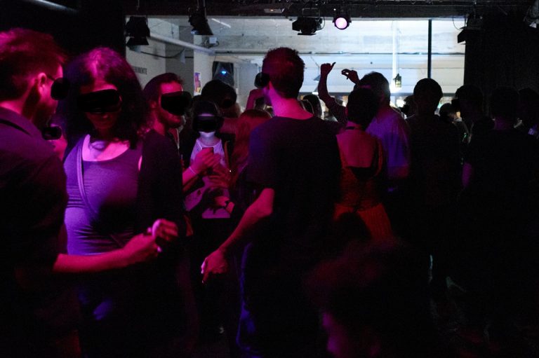 Localuri, dar și persoane fizice sancționate în acest weekend de polițiștii locali pentru că au dat muzica prea tare sau au turat motoarele – amenzi de peste 9000 de lei