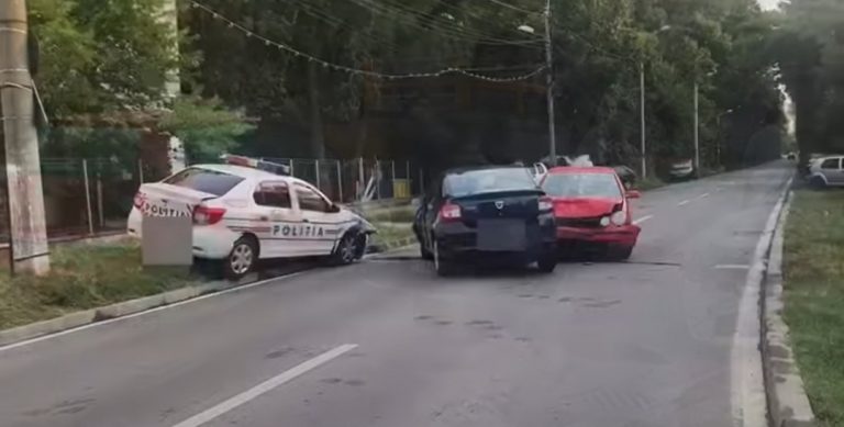 O șoferiță a avariat două mașini ale poliției, pe o stradă din Timișoara