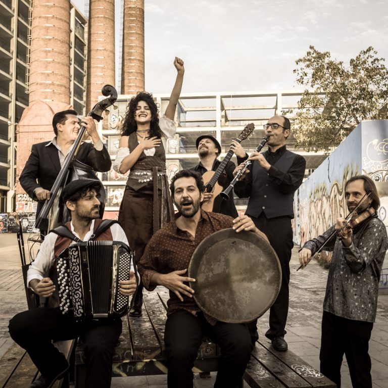 Barcelona Gipsy balKan Orchestra va concerta în Piața Traian