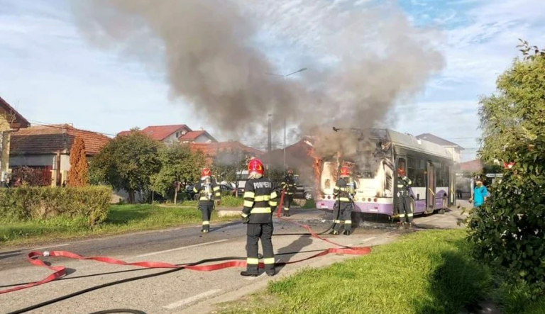 Un troleibuz al (STP) Timișoara a fost cuprins de flăcări în mers, pe o stradă din localitatea periurbană Ghiroda | VIDEO
