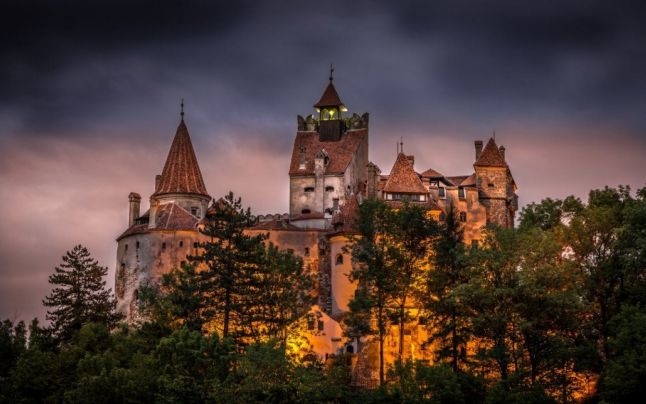 Miliardarul numărul 1 al planetei vine în România! Acesta a închiriat un celebru castel pentru petrecerea de Halloween