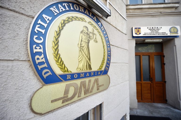 Un celebru lider PSD, luat pe sus de DNA pentru dare de mită