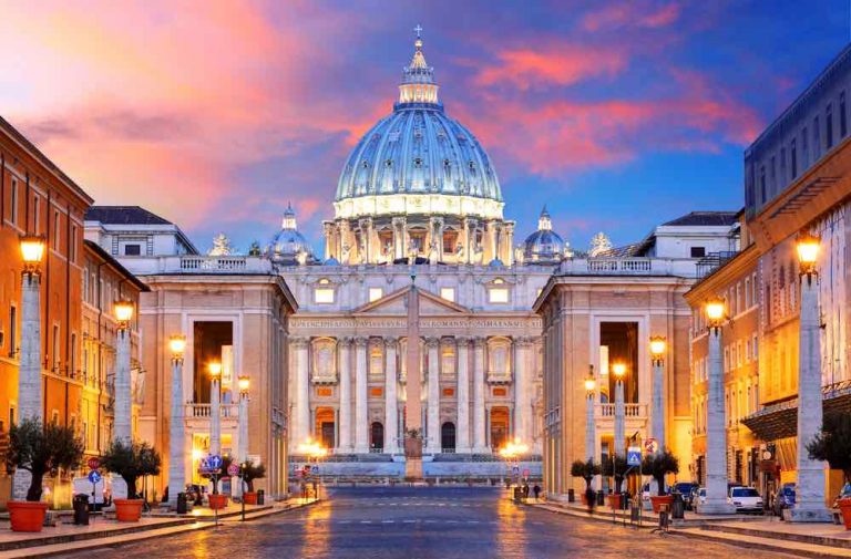 Premieră funebră la Vatican! A murit Papa Benedict, care va fi petrecut la cele sfinte de actualul Papă