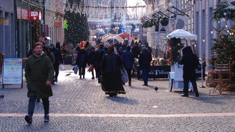 Pulsul societății: sărbători, scumpiri și luminițe kitsch | FOTO-VIDEO