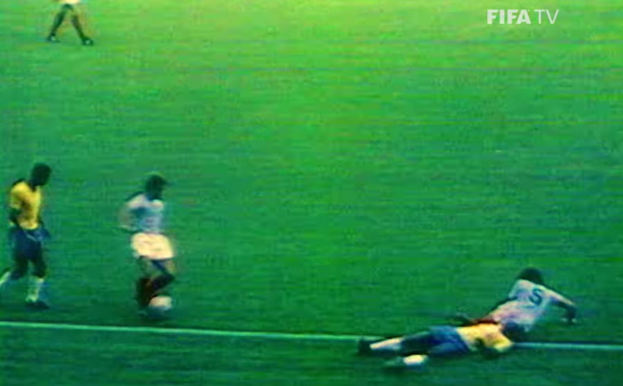 Atacul din spate comis de Cornel Dinu asupra lui Pele, căzut la pământ FOTO captură video FIFA