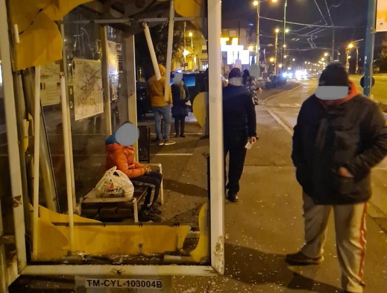O nouă acțiune a polițiștilor locali pe mijloacele de transport și în stații – un minor a fost depistat după ce a distrus un perete de sticlă al unei stații de pe Bdul Vasile Pârvan