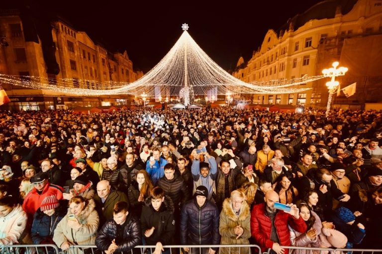 Timișoara, Capitala Culturală a Europei, a început bine noul an! Timișorenii au umplut piețele orașului în noaptea dintre ani | VIDEO