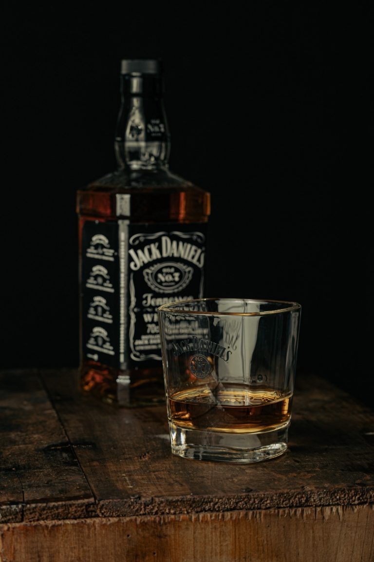 Ce este un lichior de whisky cu aromă de miere și de ce ar trebui să îl încercați