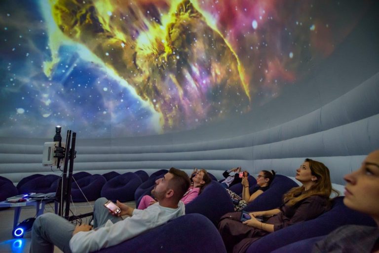 Călătorii până la marginile Universului Observabil, la Iulius Town. Ce poți vedea la Planetariul gonflabil din Atrium?