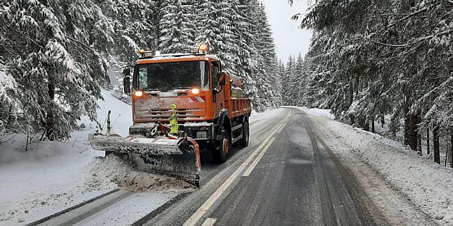 Se circulă în condiții de iarnă pe mai multe drumuri naționale din Caraș-Severin și Hunedoara
