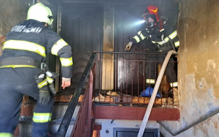 Timiș: explozie urmată de incendiu într-un bloc din Nădrag.