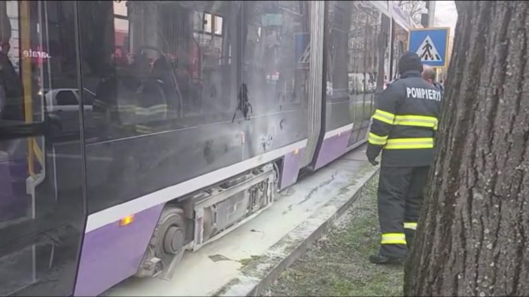 Un tramvai Bozankaya a luat foc în fața Prefecturii Timiș | FOTO-VIDEO