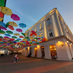 Strada Alba Iulia din Timișoara este colorată în fiecare an de sute de umbrele (5)