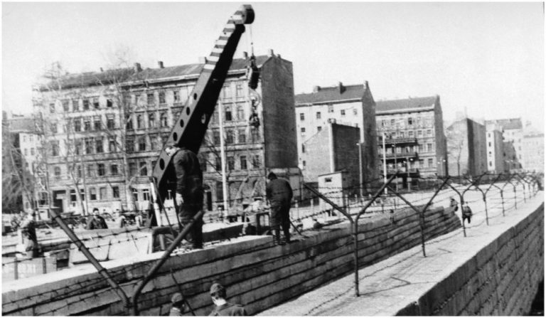 Zidul Berlinului în expoziție la Memorialul Revoluției