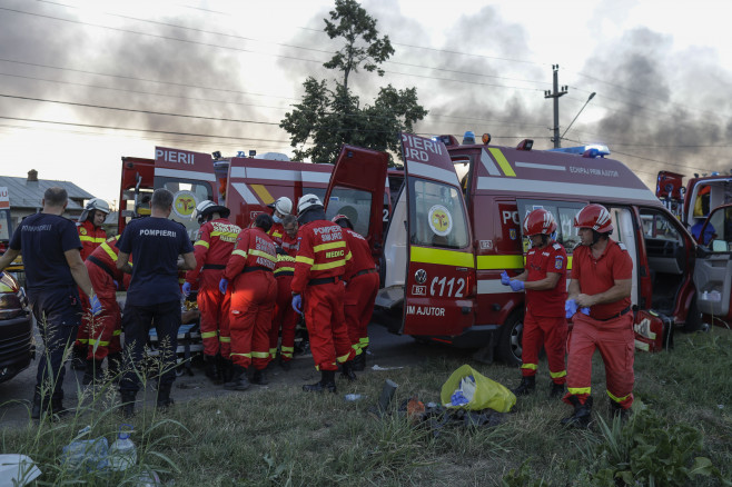 Incendiul provocat de exploziile de la Crevedia, un mort și 57 de răniți, printre care 43 sunt pompieri, polițiști și jandarmi | FOTO