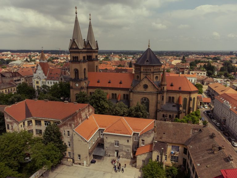 Acoperișuri noi pentru două dintre cele mai mari școli din Timișoara