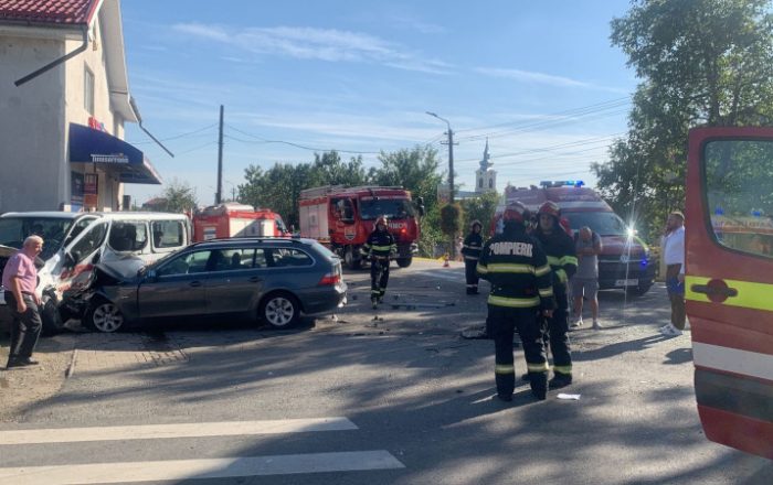 Grav accident rutier la Sânandrei, patru răniți după ce un microbuz și o mașină s-au lovit
