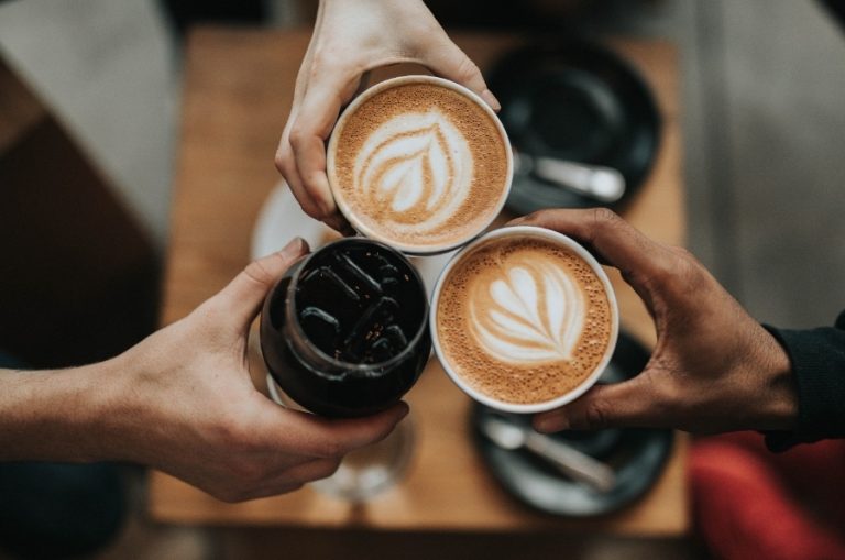 7 activități pe care le puteți practica în timp ce vă savurați cafeaua
