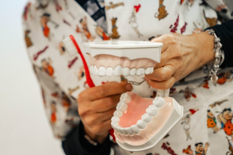 Zâmbete sănătoase în Timișoara: elevii din 12 școli învață importanța igienei dentare