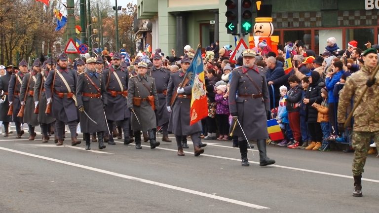 Steaguri, flori, transportoare blindate și helicoptere pentru bucuria celor mici de Ziua Națională | FOTO-VIDEO