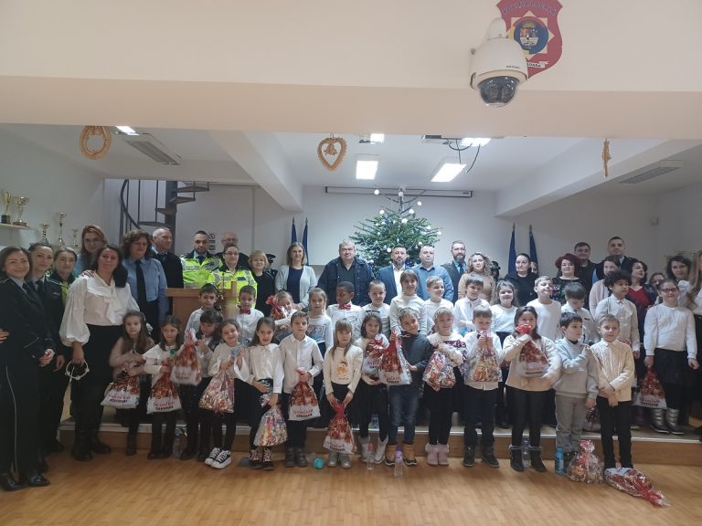 Colindătorii au adus bucurie polițiștilor locali, care, la rândul lor, i-au bucurat prin cântec pe colaboratorii instituției și pe timișoreni – Sărbători cu sănătate și liniște!