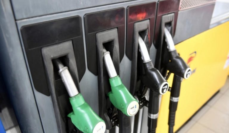 Guvernul Ciolacu dă cu o mânâ și ia înapoi cu două! Accizele la benzină și motorină cresc cu 50 la sută de la 1 ianuarie 2024