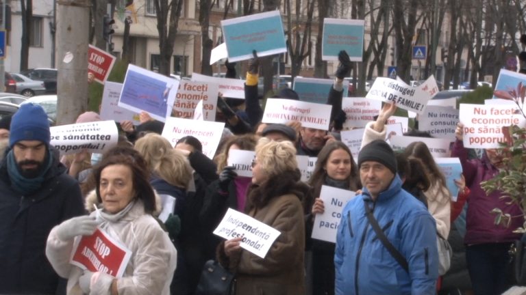 200 de medici de familie şi din ambulatoriile au protestat nemulțumiți de reducerea veniturilor | VIDEO