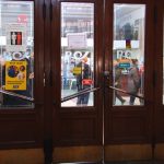 Persoanele cu deficiențe de vedere, care au treabă la Oficiul Poștal 1 din Timișoara, pot utiliza o aplicație pentru a se orienta mai bine în incintă..Still005