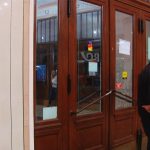 Persoanele cu deficiențe de vedere, care au treabă la Oficiul Poștal 1 din Timișoara, pot utiliza o aplicație pentru a se orienta mai bine în incintă..Still015