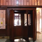 Persoanele cu deficiențe de vedere, care au treabă la Oficiul Poștal 1 din Timișoara, pot utiliza o aplicație pentru a se orienta mai bine în incintă..Still020