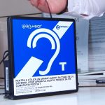 Persoanele cu deficiențe de vedere, care au treabă la Oficiul Poștal 1 din Timișoara, pot utiliza o aplicație pentru a se orienta mai bine în incintă..Still026
