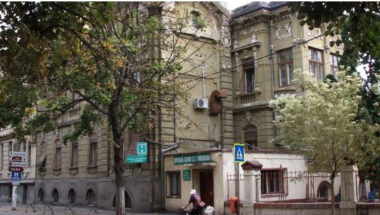 Un spital din Timișoara limitează drastic accesul vizitatorilor în incintă
