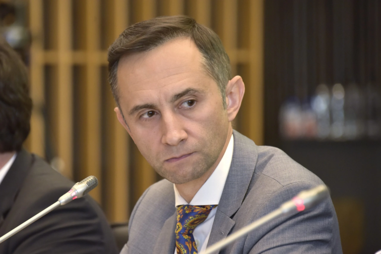 Alin Nica aruncă vorbe grele la adresa lui Simonis și Robu. ,,Nu putem lăsa Timișul și Timișoara pe mâna acestor escroci politici de la PSD și PNL”