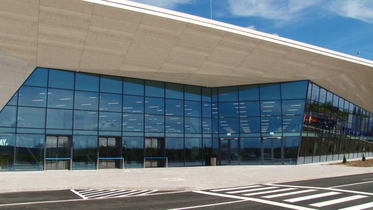 S-a rezolvat! Nu mai pute așa de rău! Șefii Aeroportului Timișoara au plătit bani grei pe aparate de parfum din Italia ca să scape de duhoarea din clădirea noului terminal