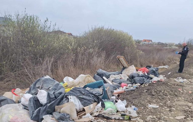 Sancțiuni de 105.000 lei aplicate de polițiștii locali unor persoane care au abandonat resturi din construcții pe centura Timișoarei, dar și celui care le-a predat deșeurile
