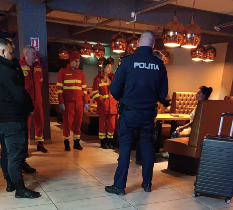 O femeie beată, presupus drogată, a fost ridicată de poliție dintr-un bar din Timișoara | VIDEO