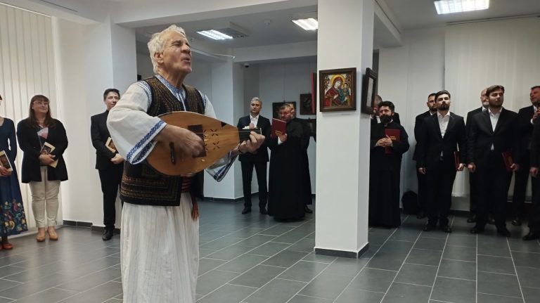 VIDEO | Rapsodul Ion Crețeanu, mini – concert la Muzeul Satului Bănățean. A învățat meserie de la cobzarul care a însoțit-o pe Maria Tănase în America
