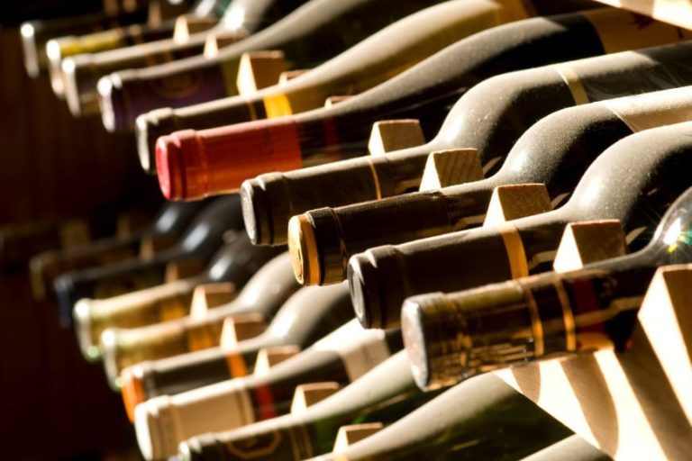 Producător de vin din Timiș, obligat prin lege să epuizeze 7 milioane de sticle fără ambalaj SGR