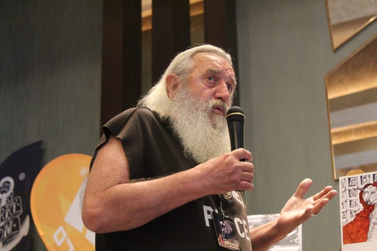 Valeriu Sepi explică conceptul din spatele copertei Phoenix, cenzurată de comuniști. A pictat-o live, în fața publicului