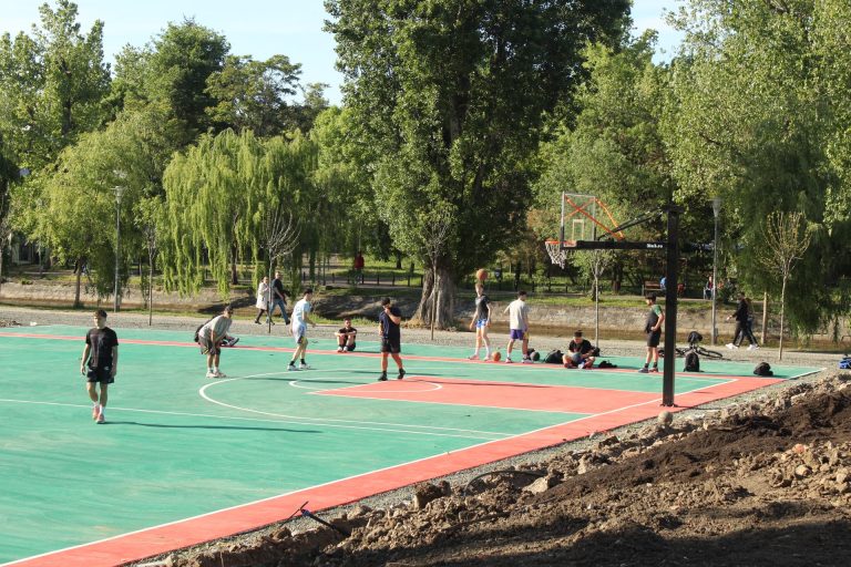 FOTO | Terenul de baschet de pe malul Begăi, „inaugurat” deja de tinerii care bat mingea lângă maldărele de pământ
