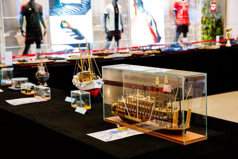 Expoziție cu peste 100 de navomodele, în Iulius Town Timișoara. Vino să vezi macheta Titanicului, nave asamblate în sticlă și alte ambarcațiuni inedite!