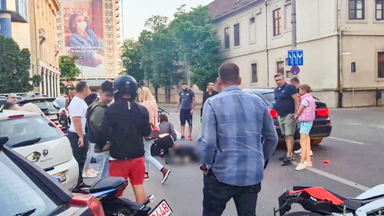 Doi tineri care mergeau pe o motocicletă au fost loviți de mașină