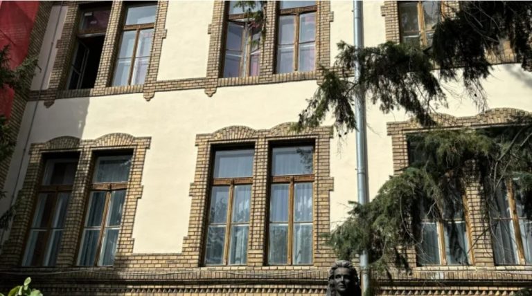 Un prestigios liceu din Timișoara a fost reabilitat doar pe jumătate! Primăria dă asigurări că lucrările vor fi finalizate până la toamnă