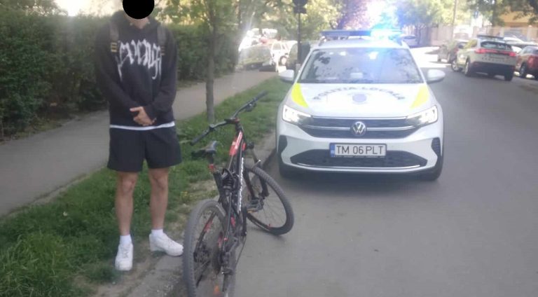 Atenție la circulația pe biciclete și trotinete – tineri surprinși de polițiștii locali în timp ce își făceau selfie-uri cu telefoanele, în deplasare pe două roți, fără a fi atenți la trafic