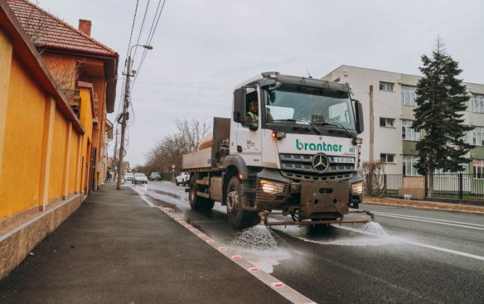 „Curățenie până la bordură” pe străzile din Timișoara. Șoferii, atenționați să-și mute mașinile de pe bulevardele importante