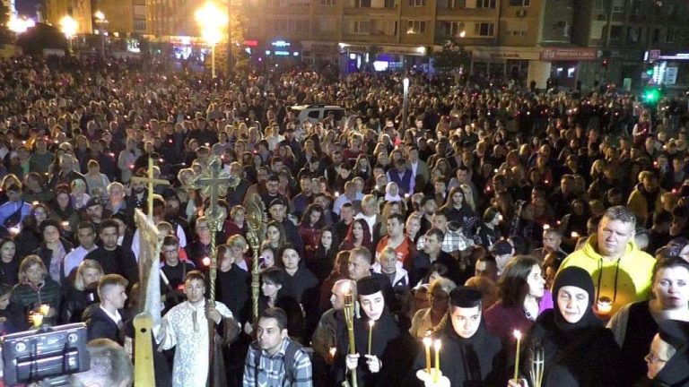 Sute de credincioși au primit lumină în bisericile din Timișoara