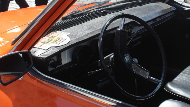 FOTO | Suma uriașă la care se ridică prețul unei mașini istorice. Cum arată vehiculul din trecut?