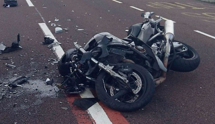 Un motociclist a fost lovit de o mașină